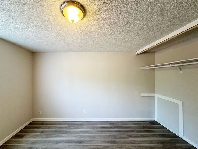 Building Photo - 1115 W 6th Ave