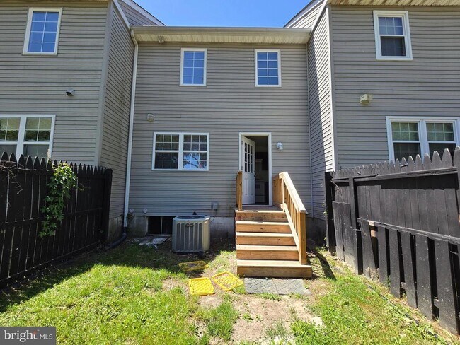 Building Photo - 145 Holmes St
