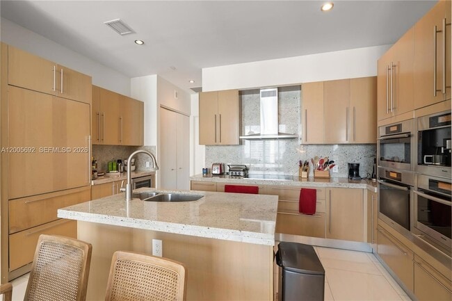 Building Photo - 900 Brickell Key Blvd