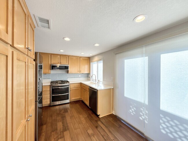 Building Photo - 5 Cll Rienda