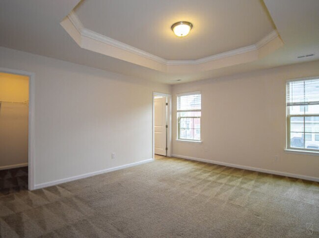 Building Photo - Minutes from Uptown!