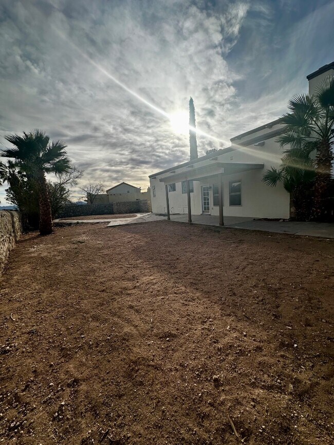 Building Photo - 704 Espolon Dr