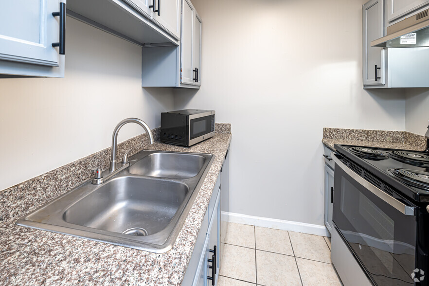 1BR, 1BA - 770SF - Kitchen - City View Apartments - Internet Included!