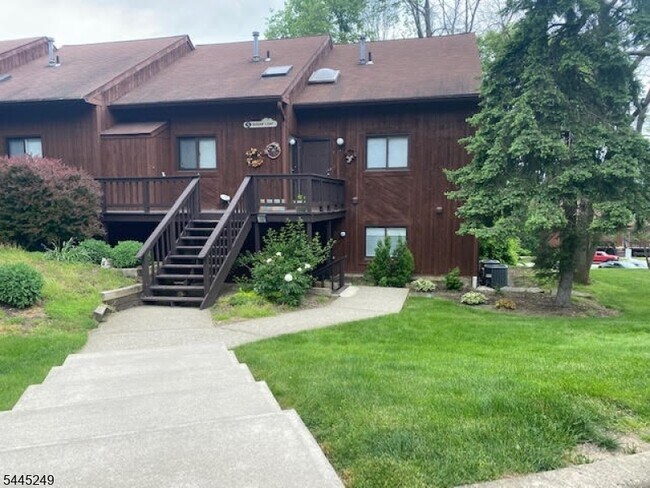 Building Photo - 5 Sugar Loaf Ct