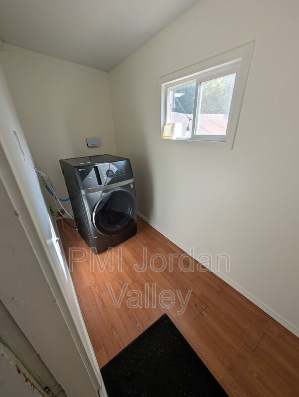 Building Photo - 2511 S 800 E