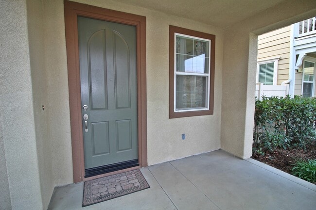 Building Photo - Oxnard | 3 bed + 2.5 bath single-family ho...
