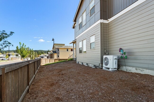 Building Photo - 2022 - Plenty of upgrades !  Access to Pool + Amenities. AC on Main, Walking trails, Nice End uni...