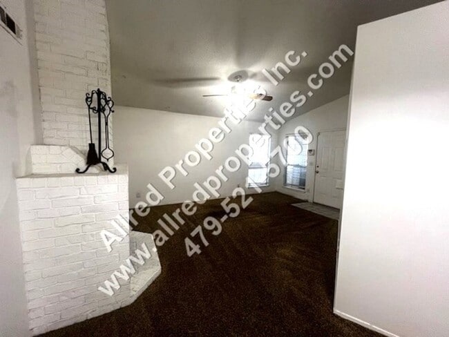 Building Photo - 2 Bedroom Duplex With NEW LVP Flooring In ...