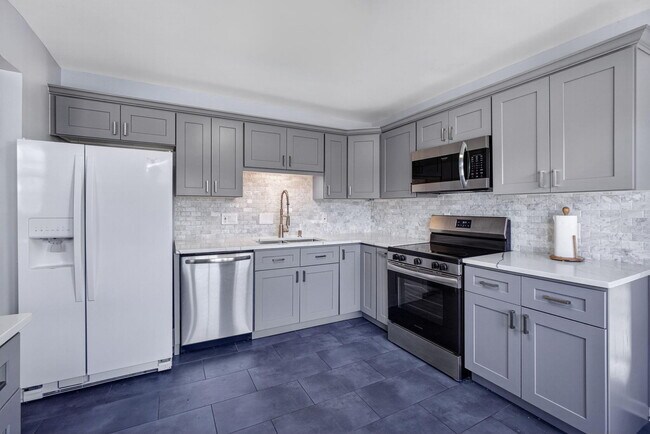 Building Photo - 2025 S Ocean Dr