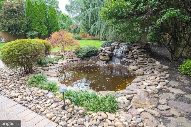 Building Photo - 5905 Lone Oak Dr