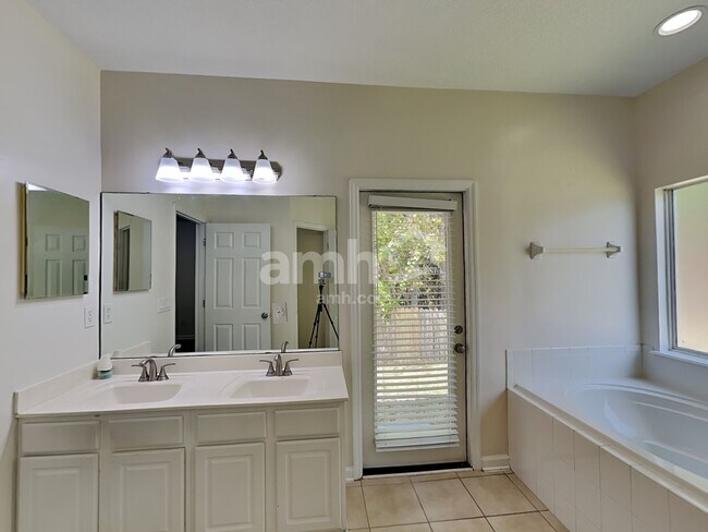 Building Photo - 1347 Ivyhedge Ave