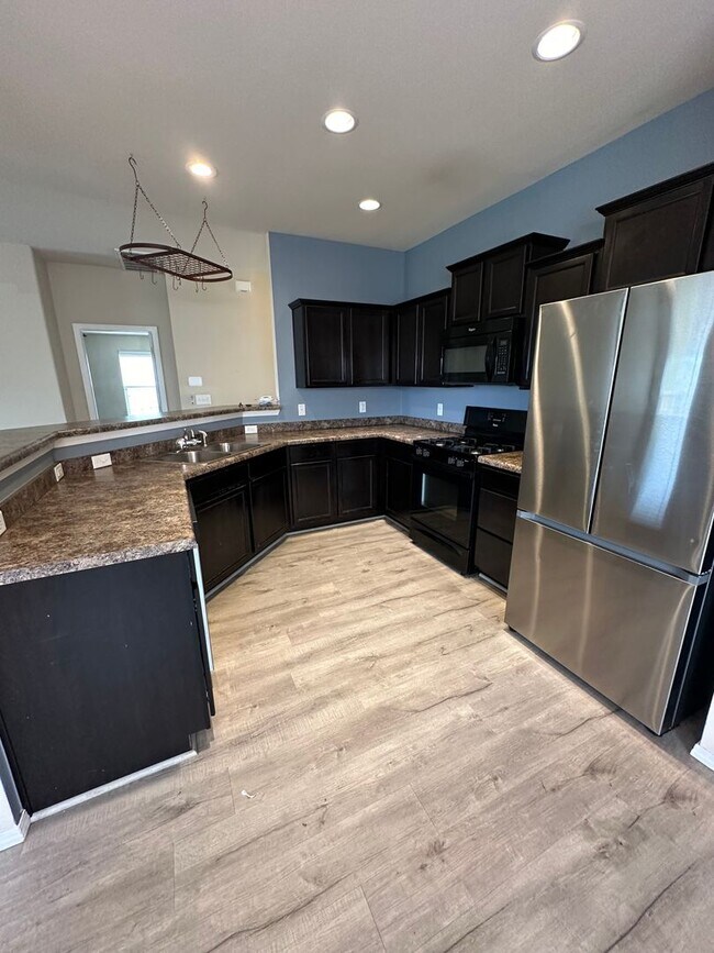 Building Photo - Country Living AND Convenience