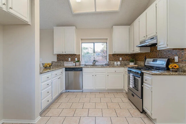 Building Photo - 5100 Cliff Rose Dr