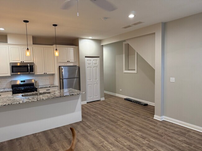 Building Photo - 2009 W 21st Pl