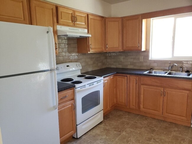 Building Photo - Nice 4 bedroom, 2 bath split level home