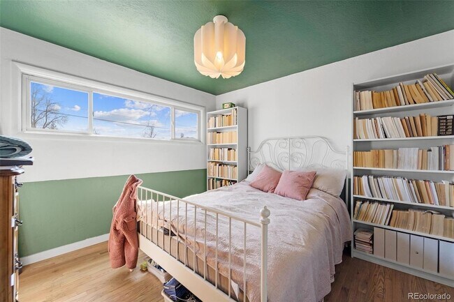 Building Photo - 305 Maplewood Dr