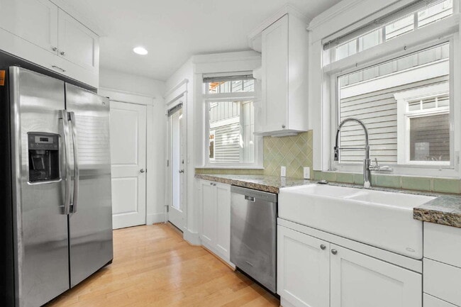 Building Photo - Stunning Capitol Hill Townhome in Prime Seattle Location – 3BR / 3BA Available June 7