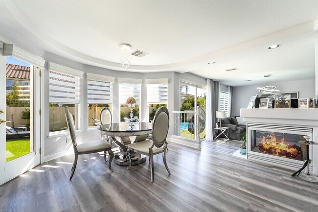 Building Photo - Luxury Living in Guard-Gated Royal Highlands!