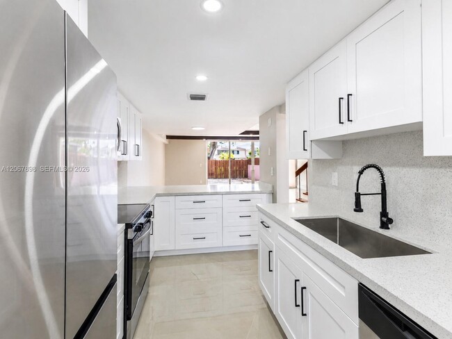 Building Photo - 14124 SW Kendale Lakes Cir
