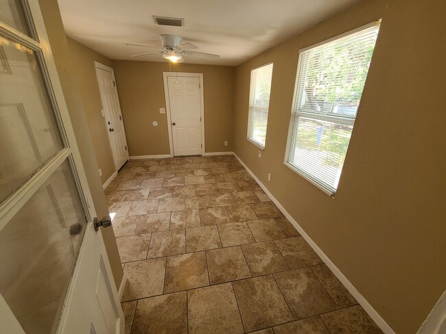 Building Photo - Three Bedroom One Bathroom House
