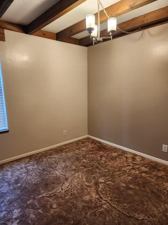 Building Photo - 2 Bedroom Home Located in Bloomfield