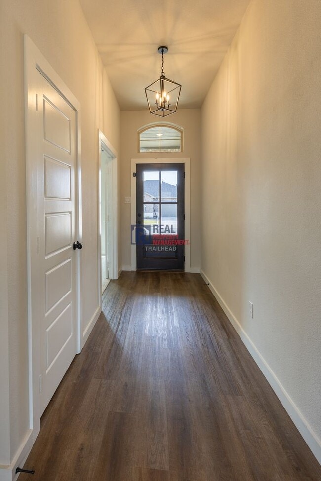 Building Photo - Spacious Glen Rose Home with Open Floorplan & Office Space