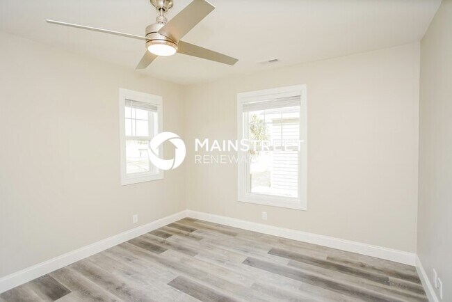 Building Photo - 2 Bedroom Pet-Friendly Home in St. Petersburg, FL with Main Street Renewal