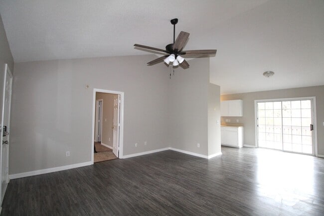 Building Photo - Lovely renovated 3 bedroom 2 Bath home in ...