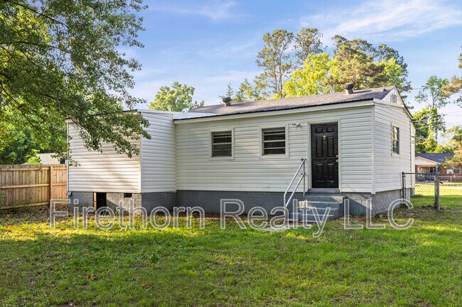 Building Photo - 2541 Rhodes Dr