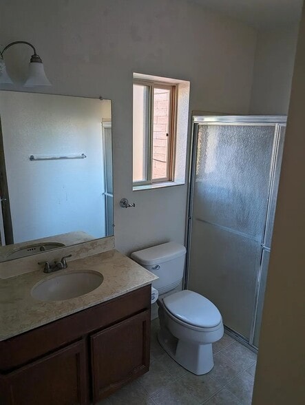 Master bathroom - 8351 E Hazeltine Ln