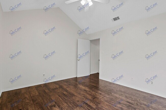 Building Photo - 800 Bluebonnet Dr