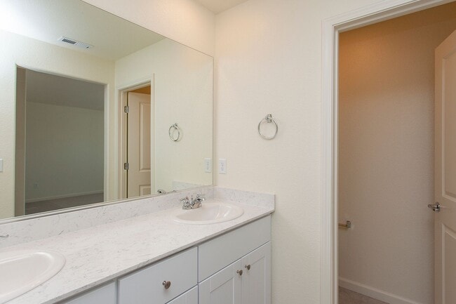 Building Photo - 8981 Quail Fls Dr