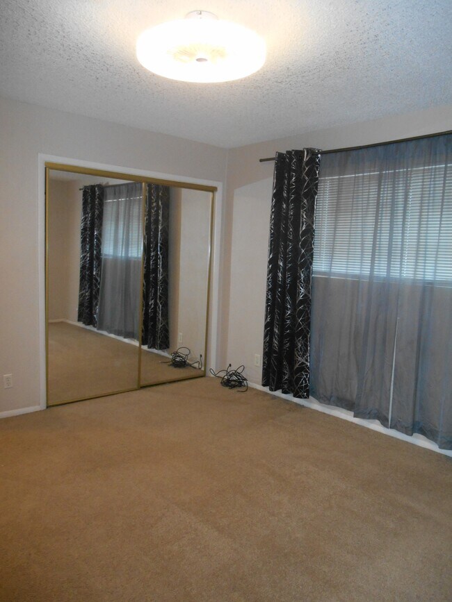 Building Photo - 898 Rhinegold Way