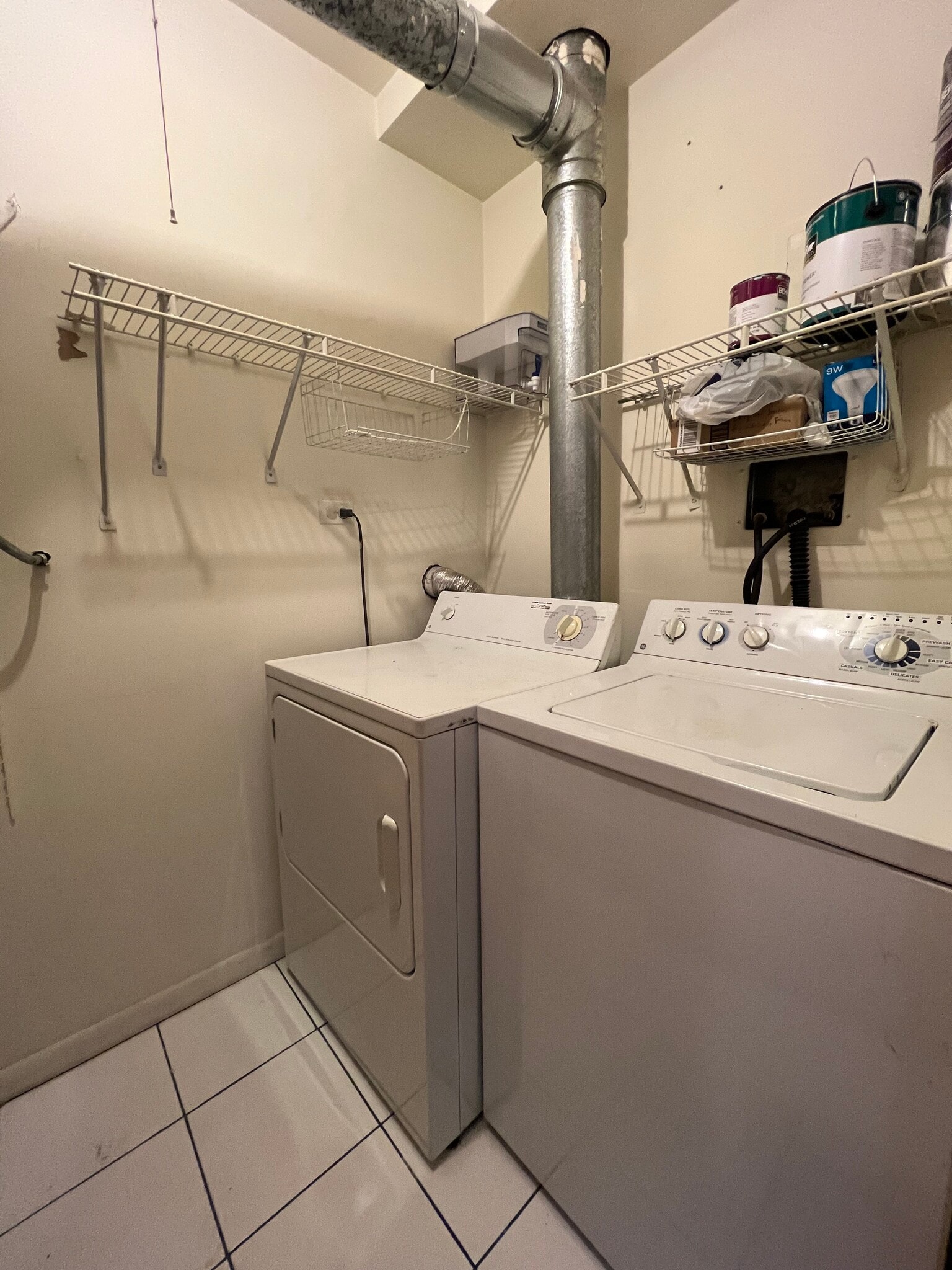 In Unit Laundry Room - 905 N Racine Ave