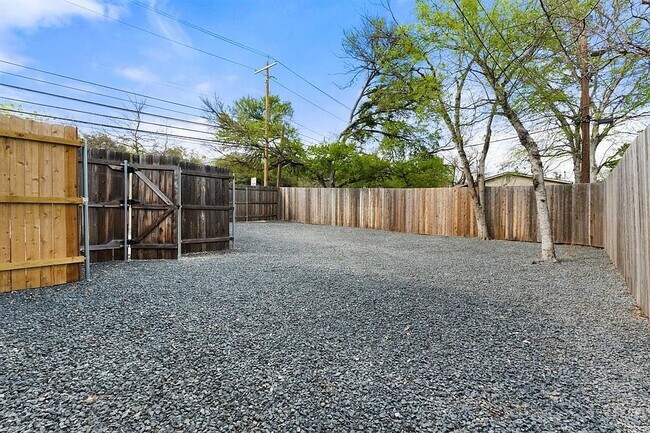 Building Photo - 5101 Balcones Dr