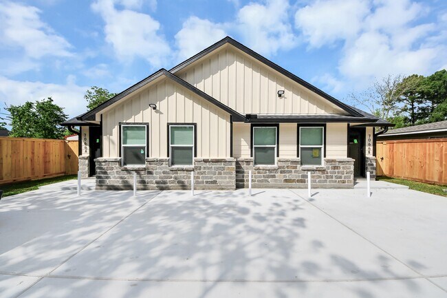 Building Photo - 7066 Villa Dr