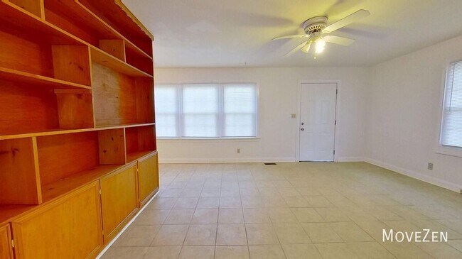 Building Photo - 210 Oakcrest Dr