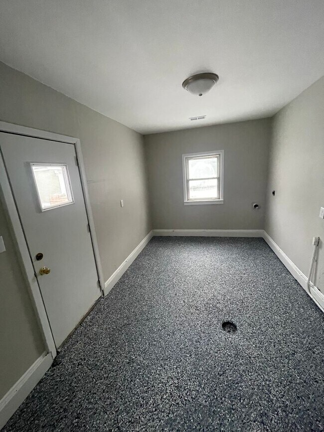 Building Photo - 2bd 1ba House for Rent Hudson, IA