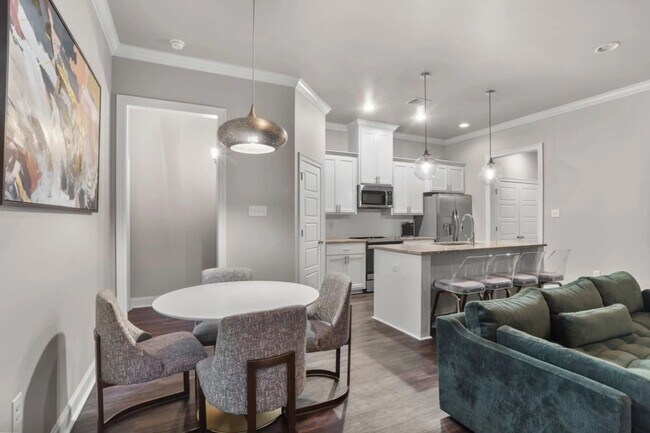 Building Photo - 3 Bedroom Furnished rental Near LSU|All utilities included |Short Term & Long Term Options Available