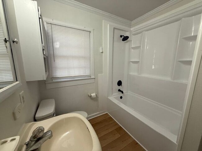 Building Photo - Downtown Pensacola - 2 bedroom, 1 bathroom