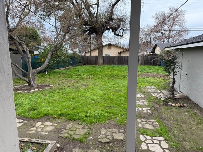 Building Photo - Great 2 bedroom 1 bath ready to move in