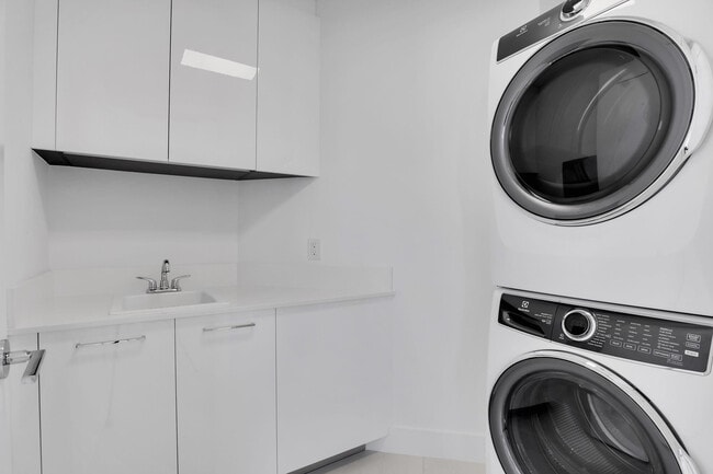 Building Photo - 153 N Seabreeze Blvd