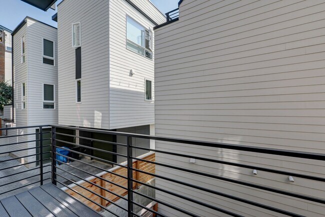 Building Photo - Beautiful 2bd, 2ba Townhome Available in C...