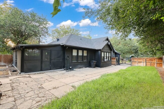 Building Photo - 418 W Rosewood Ave