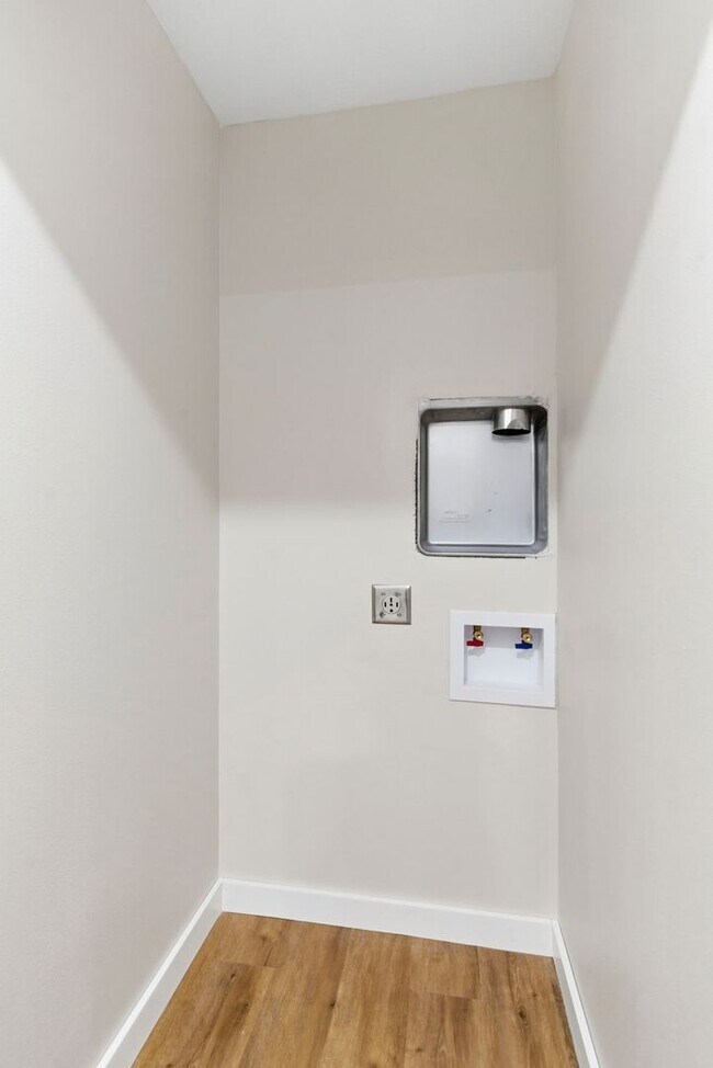 Building Photo - 3 Bedroom | 2 Bathroom | Marionville | Granite | Stainless Steel Appliances | Brand New!