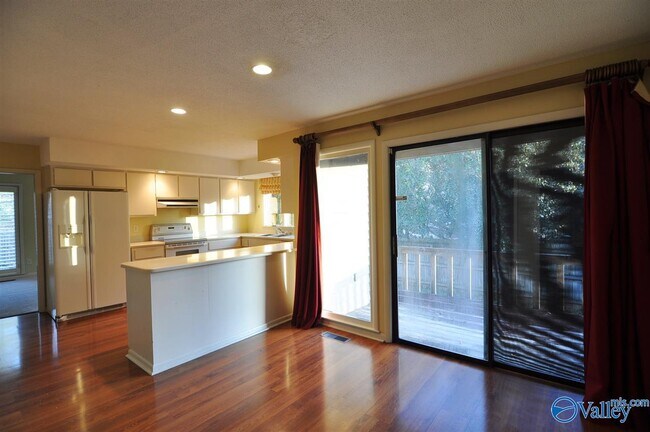 Building Photo - 9405 Hartwick Cir SE