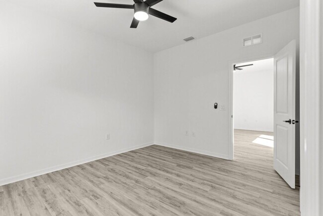 Building Photo - 548 Knapp St