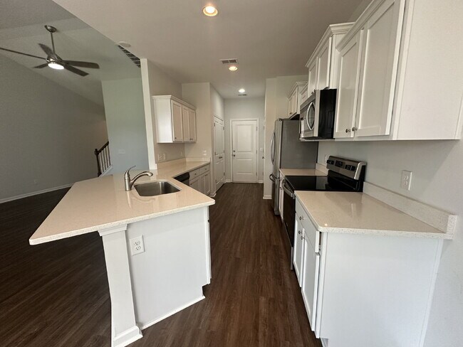 Building Photo - Three Bedroom Home with Large Loft in Heartstone Lakes!