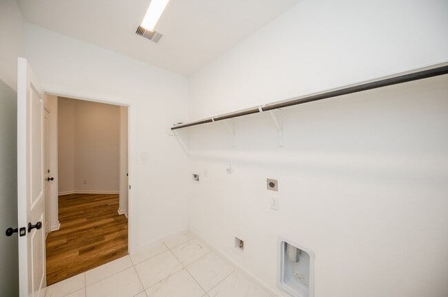 Building Photo - 42514 Summer Crst Rd