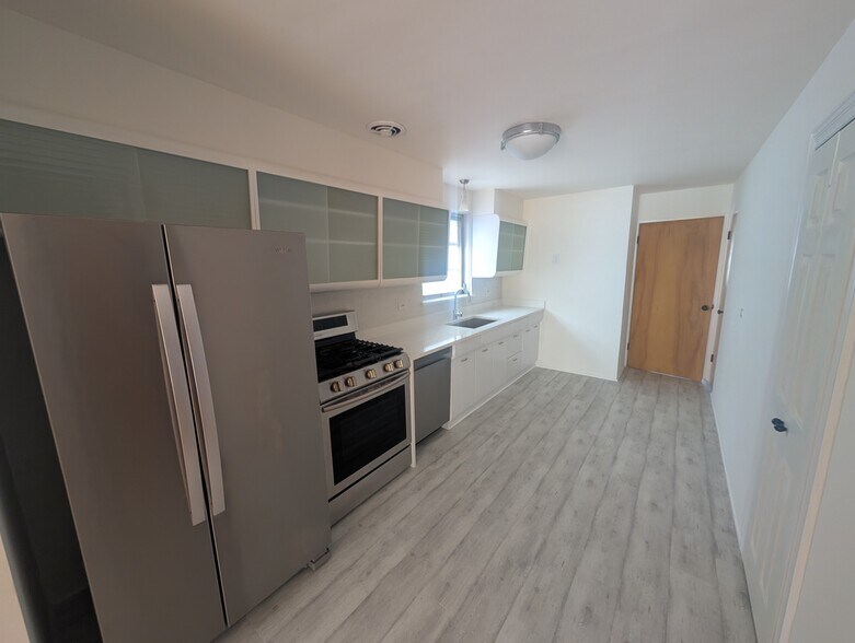 Building Photo - 2736 W Farragut Ave